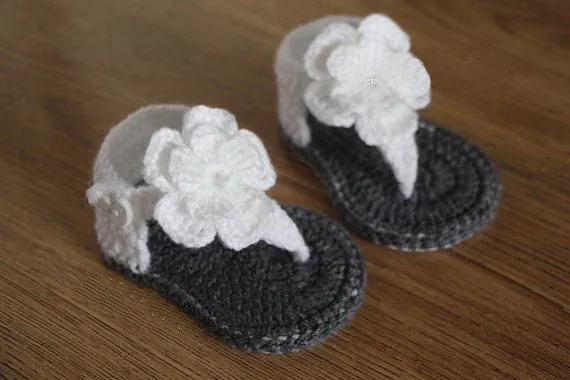 Baby flip-flop sandals in cotton crochet