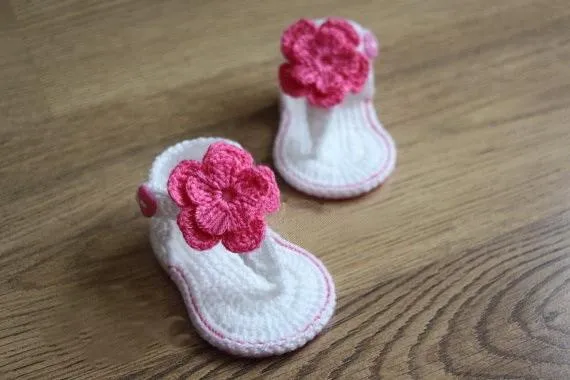 Baby flip-flop sandals in cotton crochet
