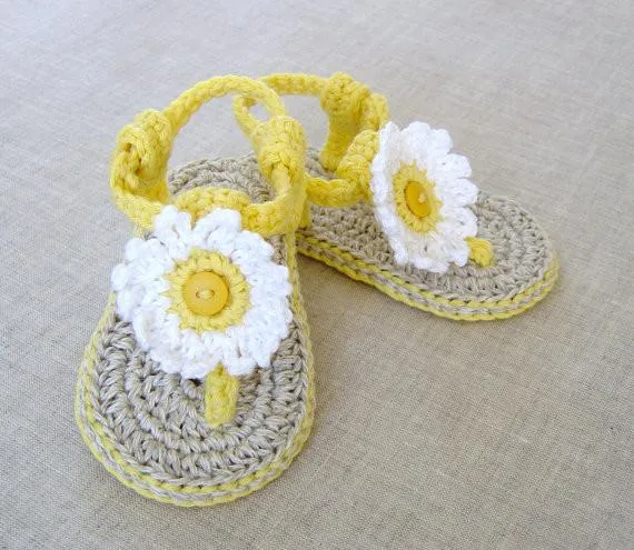 Baby flip-flop sandals in cotton crochet